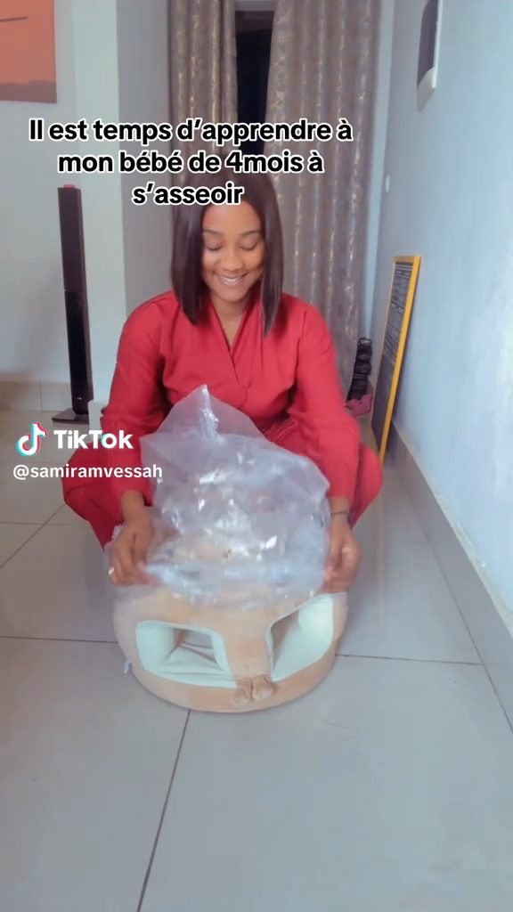 Vidéo — Pousette mobile qui permet au nourrisson à s'asseoir